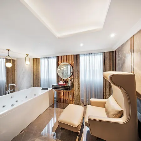Radisson Blu Hotel & Suites Grt Chennai Exterior photo Bathroom